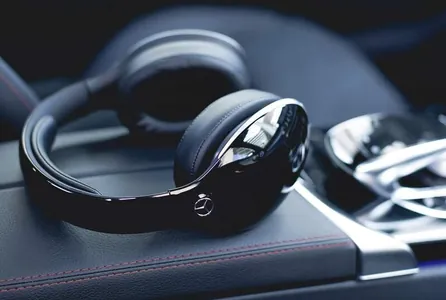 Mercedes-Benz bäş ýyldan soň premium nauşnikleriniň täze neslini taýýarlap başlady