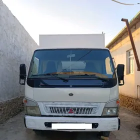 Mitsubishi Fuso 2005