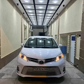 Toyota Sienna 2019