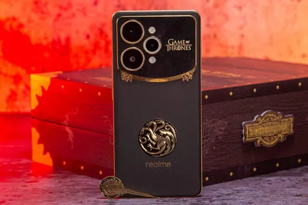 Realme 15 Pro “Tagtlaryň oýnunyň” stilinde dizaýna we toplumda Demir tagta eýe boldy
