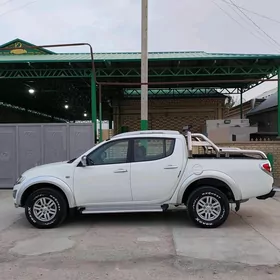 Mitsubishi L200 2010