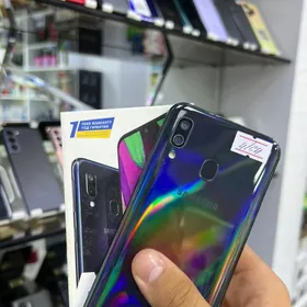 SAMSUNG A40