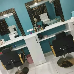 salona manekür edýän gyz-aýal