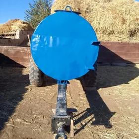 MTZ.  Suw boçka tirkelýän.