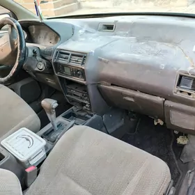 Mitsubishi Chariot 1995