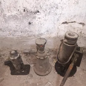 домкрат