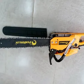 Benzopila agac kesyan