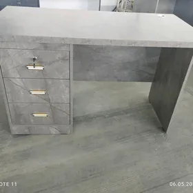 Mebel, kompýuter we iş stol