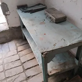 стол.  верстак