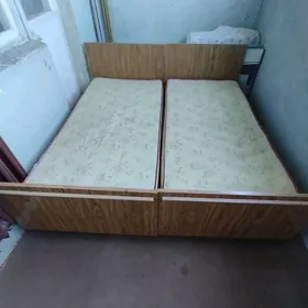 кровать