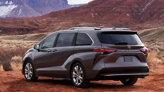 Toyota 2025-nji ýylda çykan 50 müňden gowrak Sienna ulagyny yzyna gaýtarýar