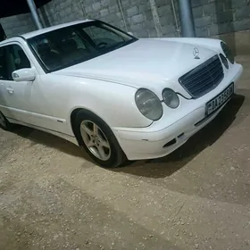 Mercedes-Benz E320 2001