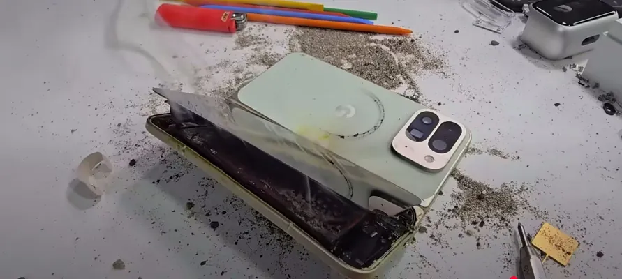 Pixel 10 Pro Fold smartfony berklik synagynda döwlüp, birden ot aldy