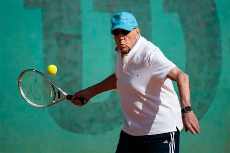 102 ýaşly we 97 ýaşly tennisçiler taryhda iň garrylaryň tennis duşuşygyny geçirdiler