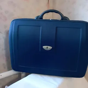Маленький чемодан.