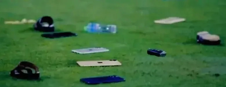 BAE-niň ýygyndysynyň janköýerleri Katardan utulandan soň meýdança iPhone we awtoulag açarlaryny zyňdylar