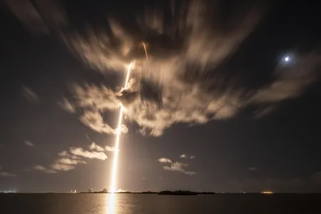 SpaceX “Falcon 9” raketa göterijisiniň birinji basgançagyny 500-nji gezek Ýere yzyna gaýtardy
