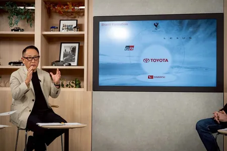 Toyota kompaniýasy Century-ny Lexus-dan ýokary premium brend etmegi meýilleşdirýär