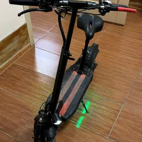 Otyrylyan scooter