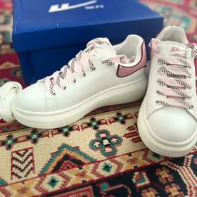 Кроссовки женские