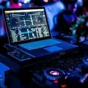 Iş gozleýän dj kafede