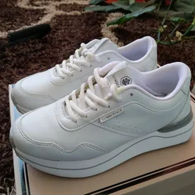 Женские кроссовки