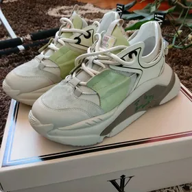 Женские кроссовки