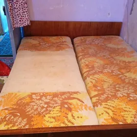 кровать