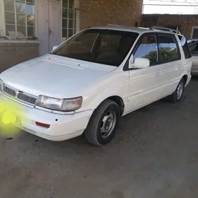 Mitsubishi Chariot 1992