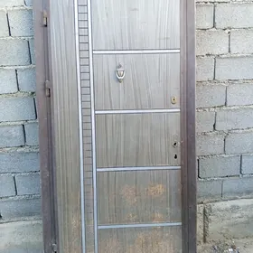 içi daşy emdiyes gapy