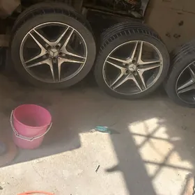 Мерседес 19-лык диска покрышка