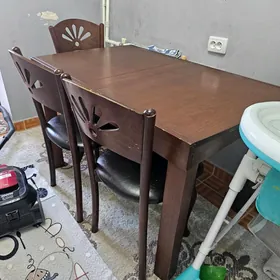 Стол со стульями из дерева