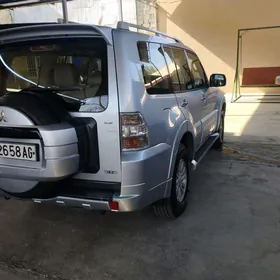 Mitsubishi Pajero 2010