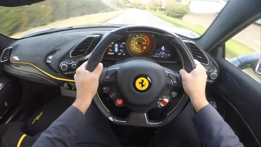 Ferrari придумала необычный способ разгона при старте: через ручку на потолке