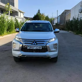 Mitsubishi Pajero 2020