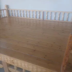 Tapjan, krowat