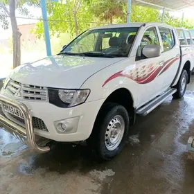 Mitsubishi L200 2011