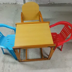 столик и стулья.