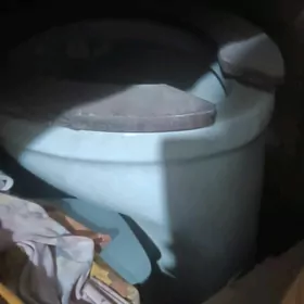 унитаз и фаянсовая раковина