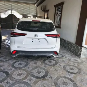 Toyota Highlander 2021