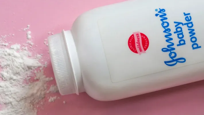 Prisypkadaky asbest sebäpli 3 müň britaniýaly “Johnson & Johnson” kompaniýasynyň üstünden kazyýete arza berdi