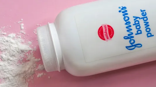 Prisypkadaky asbest sebäpli 3 müň britaniýaly “Johnson & Johnson” kompaniýasynyň üstünden kazyýete arza berdi