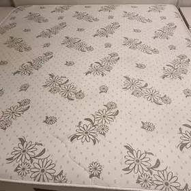 Матрац на 2 спальную кровать.