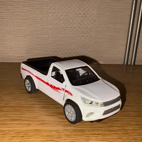 машина Toyota hilux