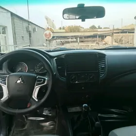 Mitsubishi L200 2021