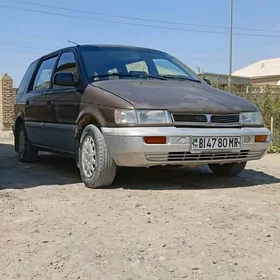 Mitsubishi Chariot 1992