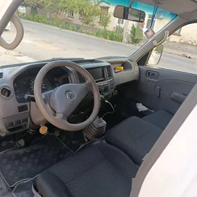 Nissan Urvan 2005