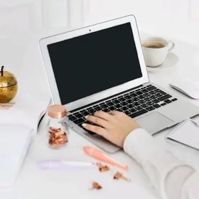 Iş üçin gyz işgär gözlenýär.