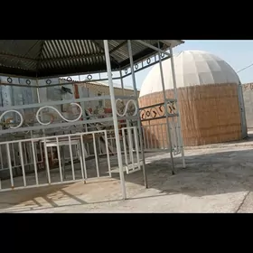 Gara öý bilen besedka