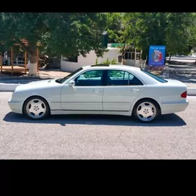 Mercedes-Benz E320 2001